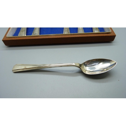 841 - A cased set of six silver grapefruit spoons, 201g