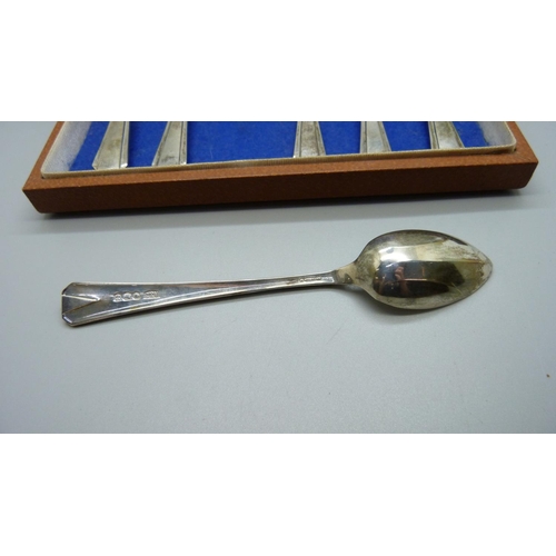 841 - A cased set of six silver grapefruit spoons, 201g