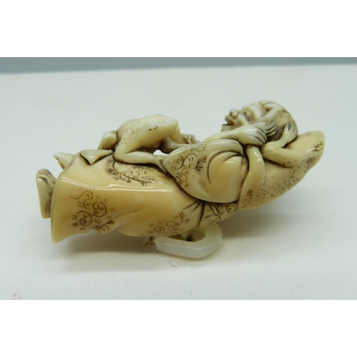 843 - An ivory netsuke depicting a woman and two frogs, a/f