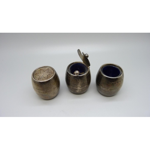 852 - A three piece silver condiment set in the form of barrels, Birmingham 1902, 113g, two with blue glas... 