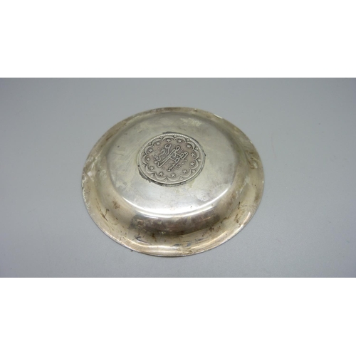 855 - A white metal dish set with a Middle Eastern coin, 62g, 108mm