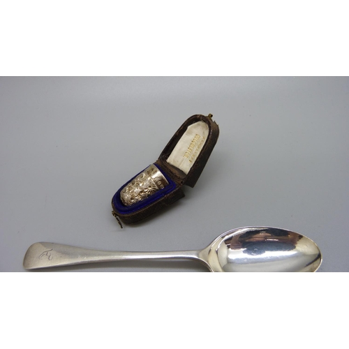 874 - Four silver spoons and a Victorian silver thimble, cased, London 1894, (spoons 66g)