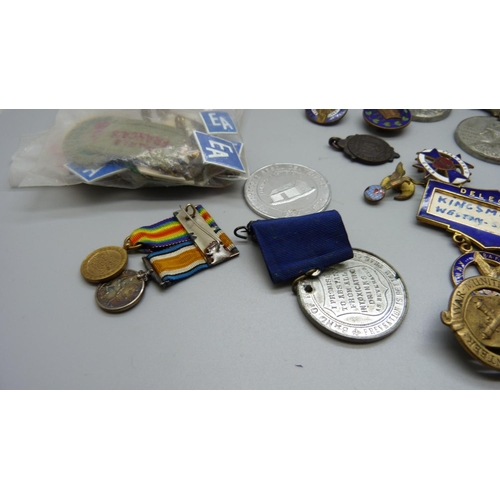 875 - A pair of WWI medals to 38862 1.A.M. J E Kingsmill R.A.F., dog tags and enamel and other badges, inc... 