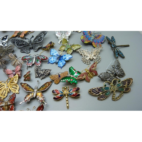 887 - A collection of butterfly brooches