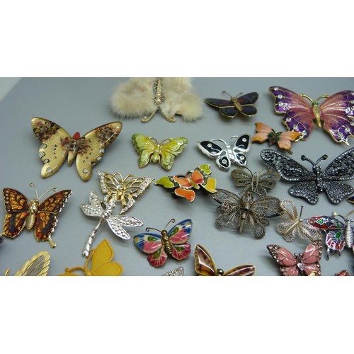 887 - A collection of butterfly brooches