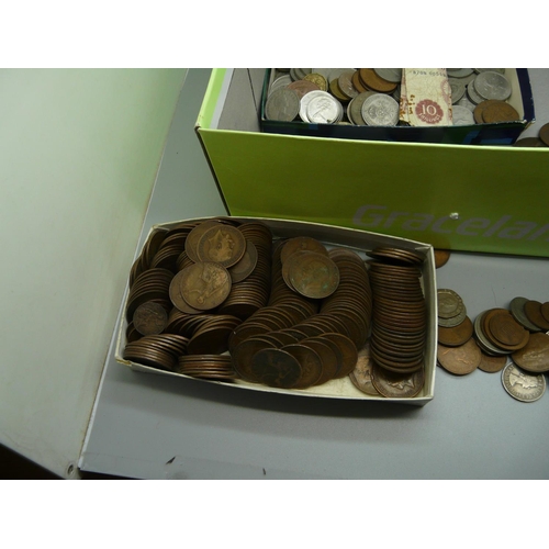 894 - A collection of coins