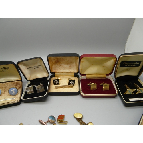 896 - A collection of cufflinks