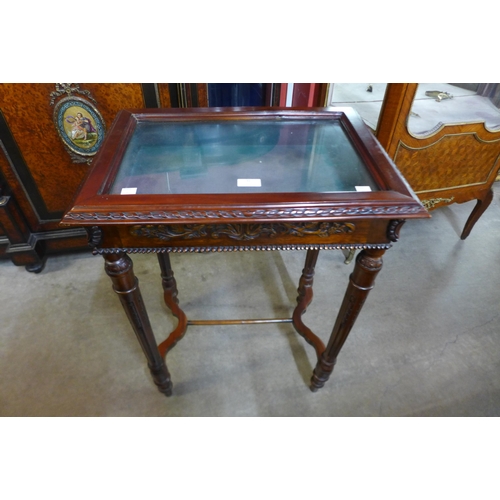 92 - A Hepplewhite Revival carved mahogany bijouterie table