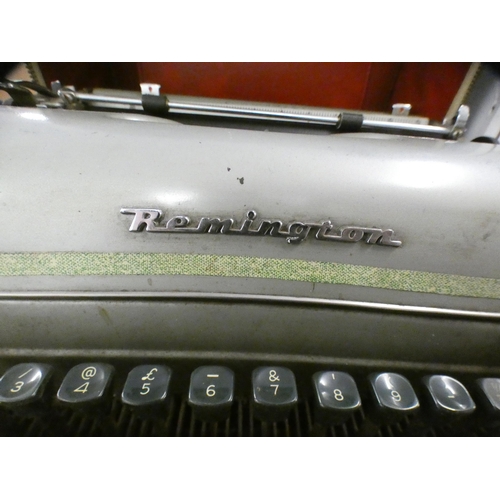 2135 - Vintage Remington typewriter in case - a/f