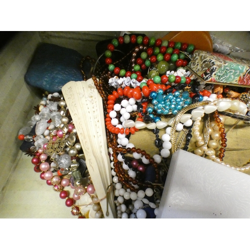 2190 - Large case of vintage costume jewellery