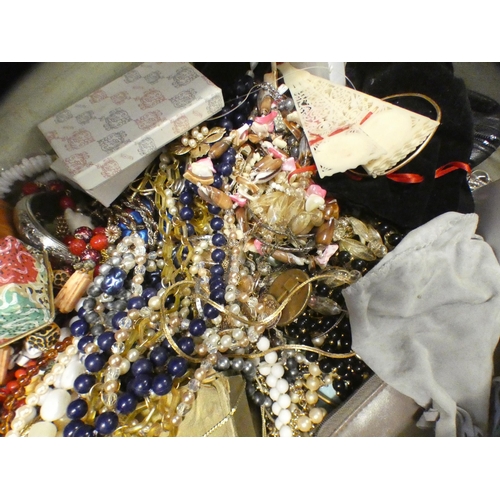 2190 - Large case of vintage costume jewellery