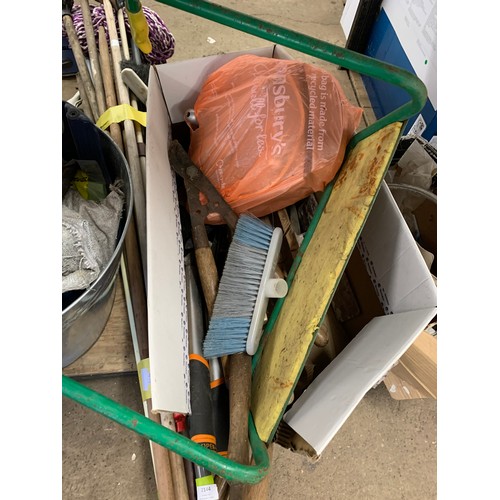 2121 - Bundle of garden tools & cleaning equipment