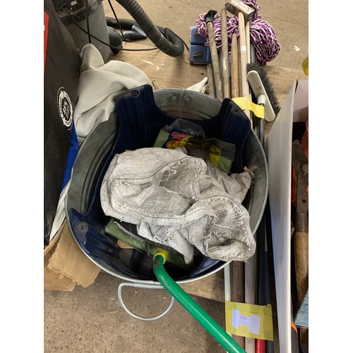 2121 - Bundle of garden tools & cleaning equipment