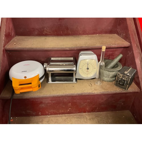 2143 - Quantity of Kitchen Items Incl: Pasta Maker & Donut Maker