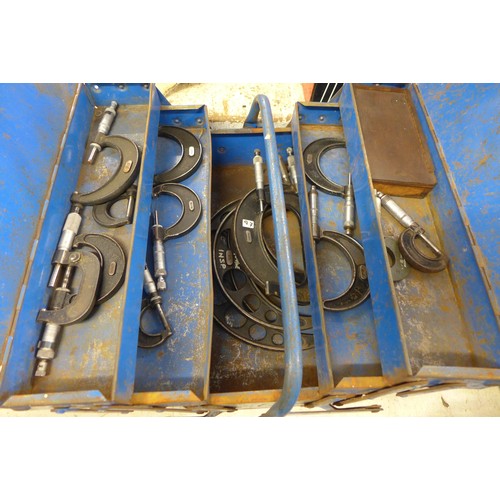 2010 - Two blue cantilever tool chests - one with approx. 100 spanners and ring spanners, one with a number... 