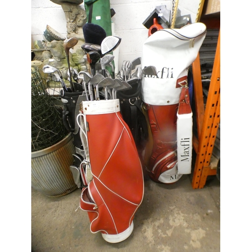 2999 - 4 Golf bags with clubs