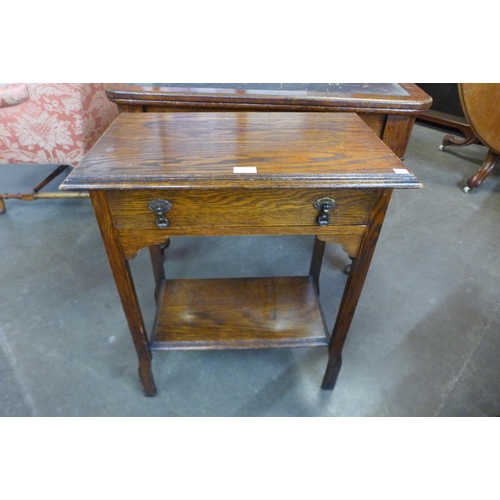 122 - A small Arts and Crafts oak single drawer side table