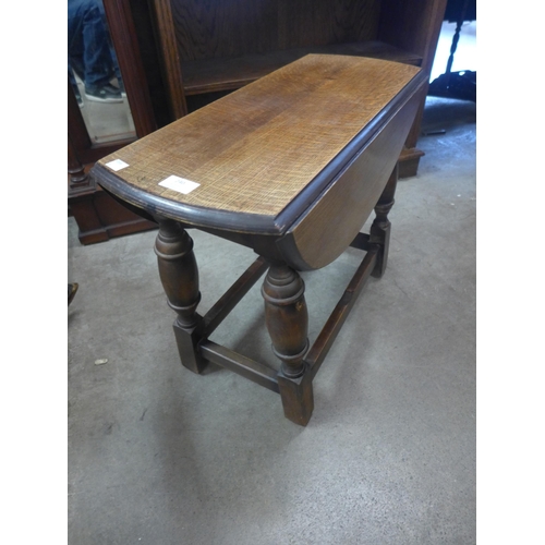 240 - An oak drop leaf occasional table