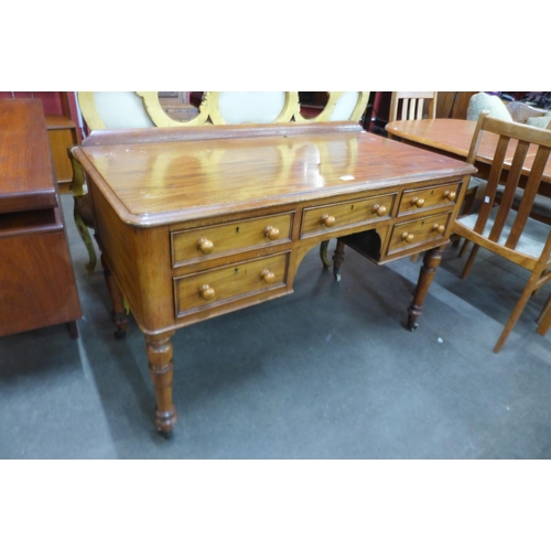 29 - A Victorian mahogany kneehole writing table