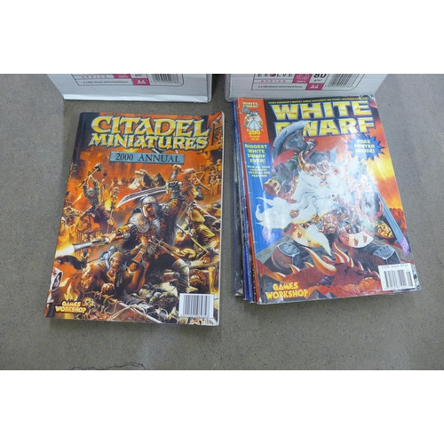 1039 - A collection of White Dwarf Warhammer Publications, a Citadel Miniatures 2000 Annual and other Warha... 