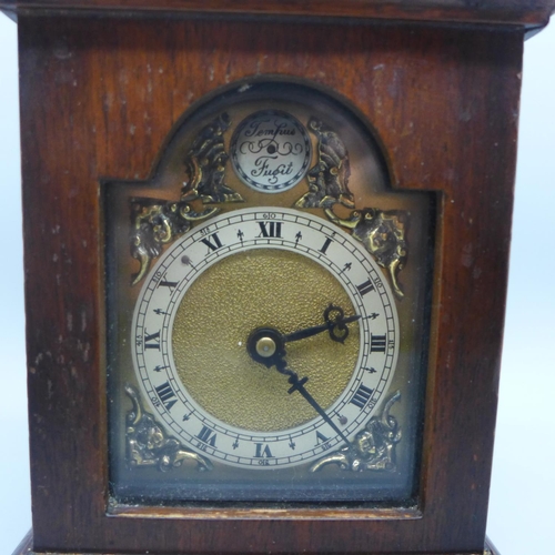 635 - A small mantel clock, the movement marked Davall England, 19cm