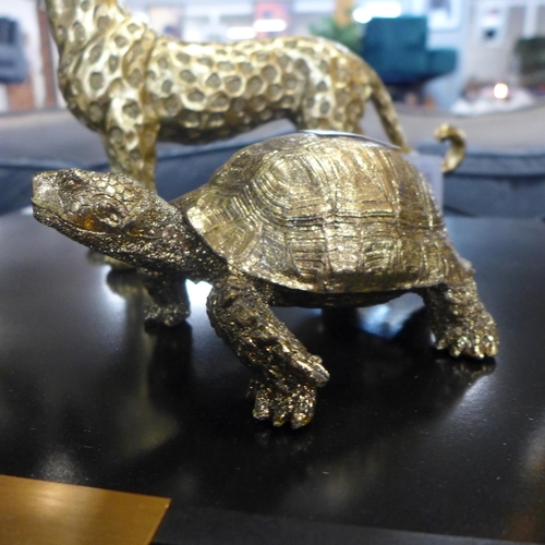 1383 - A gold tortoise figure (DVM1807)   #