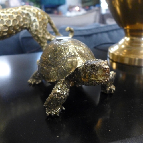 1383 - A gold tortoise figure (DVM1807)   #