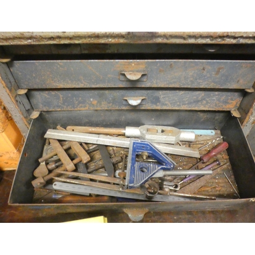 2032 - Engineer's tool chest with approx. 100 hand tools