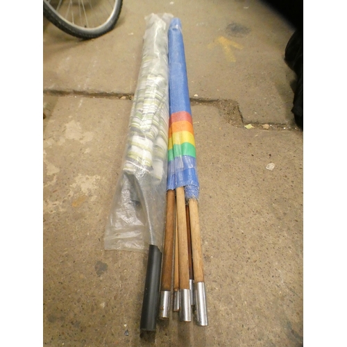 2142 - 4 folding camping chairs, a rainbow windbreak and parasol