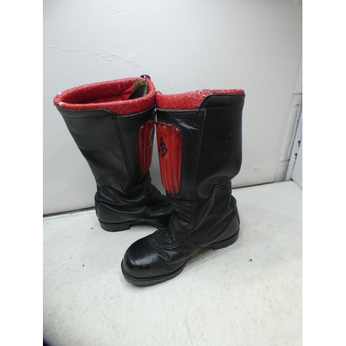 2177 - Pr. of size 8/EU42 red and black motorbike boots and a Leopard 60cm (Large) motorcycle helmet