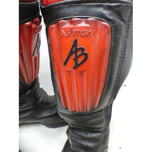 2177 - Pr. of size 8/EU42 red and black motorbike boots and a Leopard 60cm (Large) motorcycle helmet