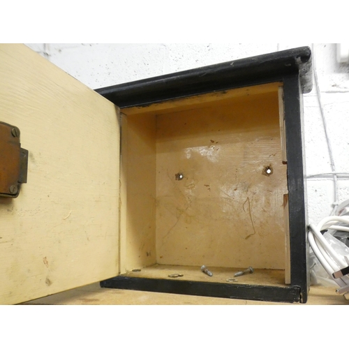 2191 - Lockable storage box with thermometer