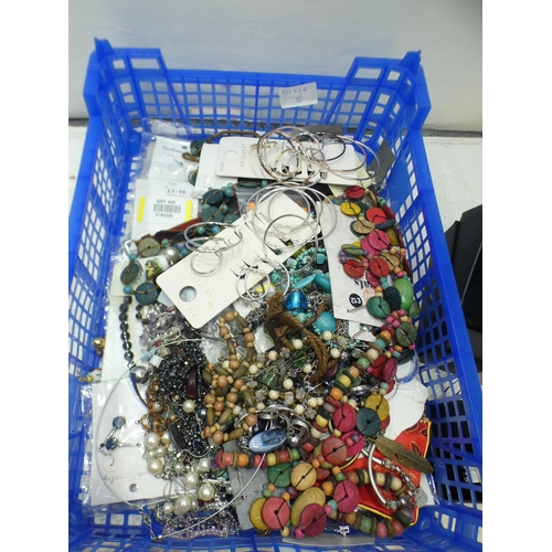 2222 - Approx 200 items of misc. costume jewellery