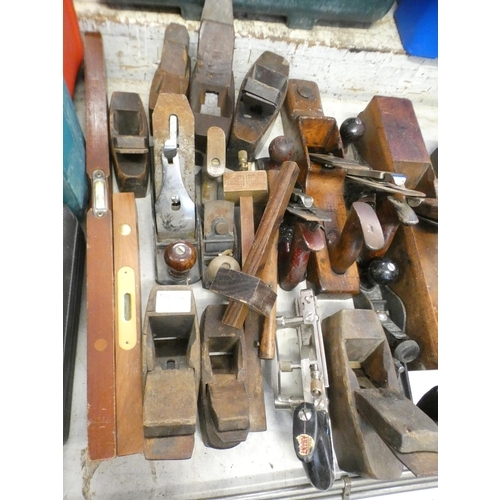 2005 - Approx 20 vintage joinery/woodworking tools includes block planes and a vintage oxy-acetylene gas to... 