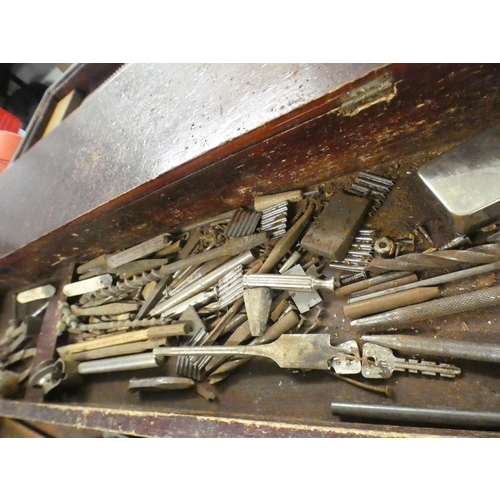 2116 - Vintage pine carpenter's tool chest with inner trays of vintage joinery tools