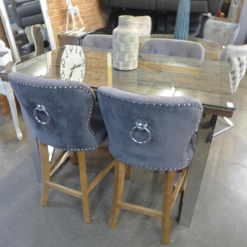 1610 - A Chennai bar table with glass top and a set of four grey Arlo bar stools - damaged stools