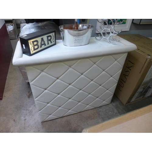 1437 - A white studded bar