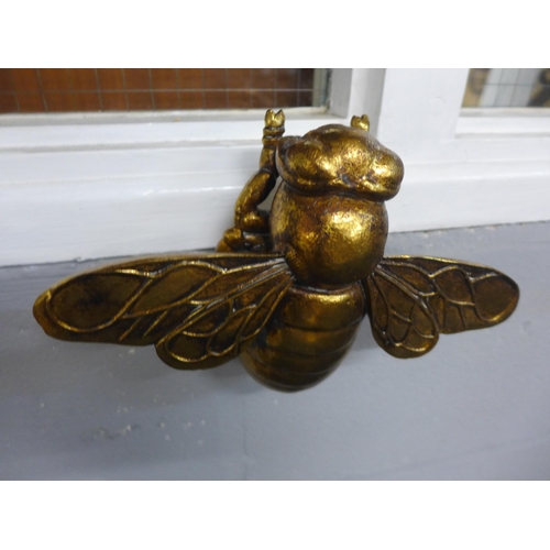 1345 - An ornamental gold bee (7BB12306)   *