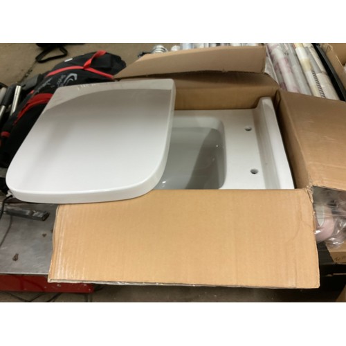 2079 - Ceramic toilet and seat, boxed, unused