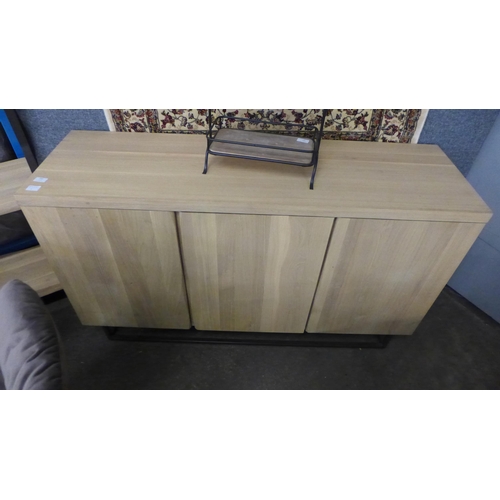 1532 - A wave oak sideboard