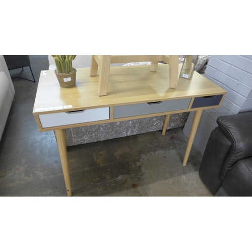 1640 - A Rainsby desk