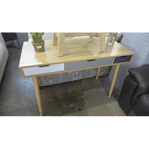 1641 - A Rainsby desk