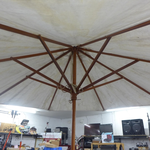 2306 - Cream fabric parasol with base, diameter approx. 7ft, height approx. 8ft