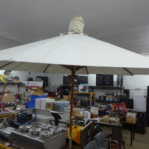 2306 - Cream fabric parasol with base, diameter approx. 7ft, height approx. 8ft