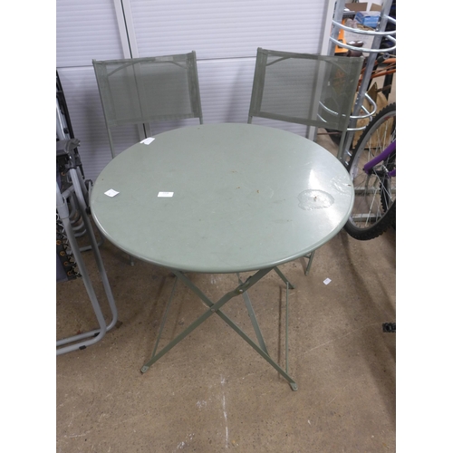 2318 - A 70cm diameter green metal bistro table and 2 chair set