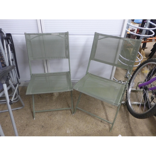 2318 - A 70cm diameter green metal bistro table and 2 chair set