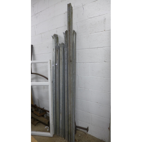 2333 - 50 W-section galvanised palisade fencing risers/pales