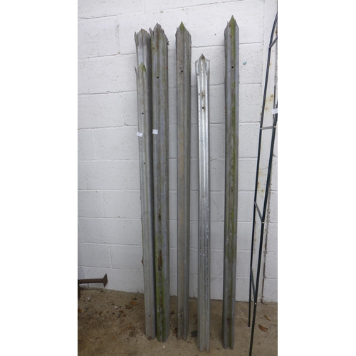 2334 - 50 W-section galvanised palisade fencing risers/pales