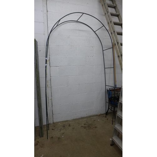 2335 - Garden archway, approx. 9ft tall x 7ft wide