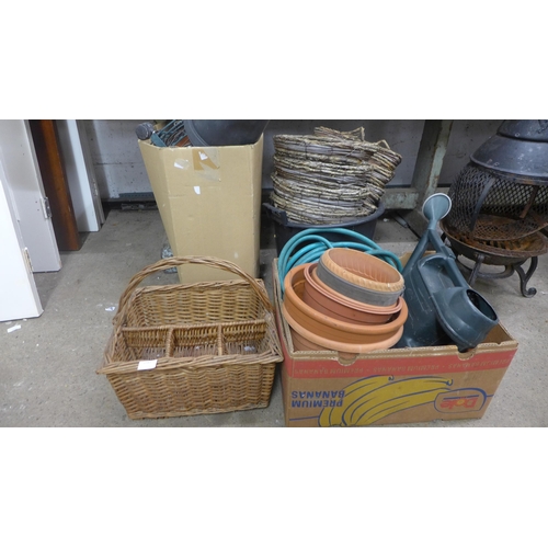 2343 - Approx. 50 plastic plant pots and wicker baskets